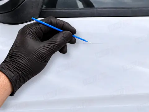 Couvrez la rayure d'une seule couche fine – au pinceau ou avec une carte en plastique souple.